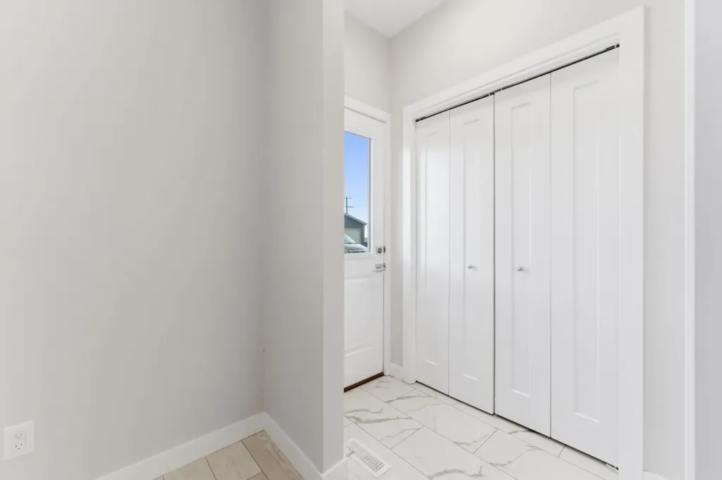 1060 West Lakeview Drive Chestermere AB T1X 2T3