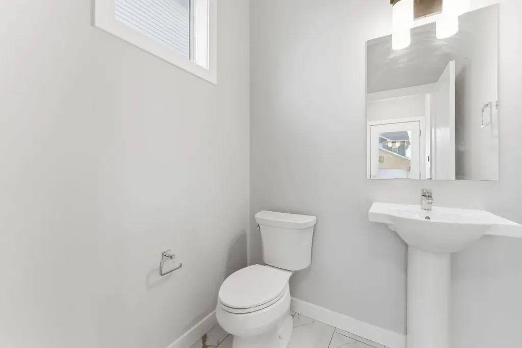 1060 West Lakeview Drive Chestermere AB T1X 2T3