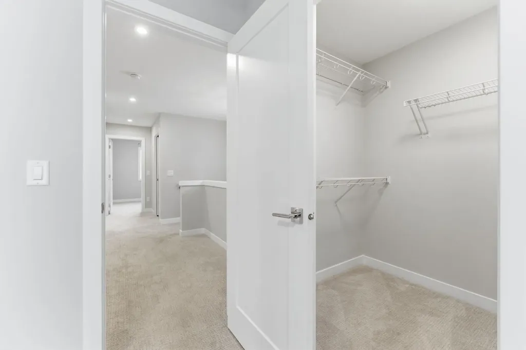 1060 West Lakeview Drive Chestermere AB T1X 2T3