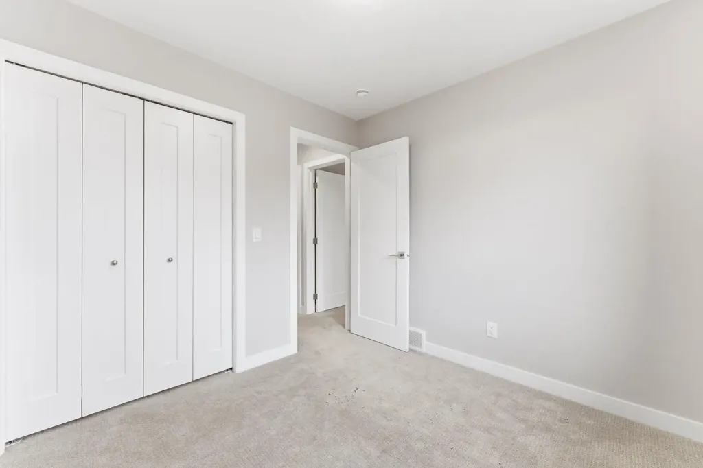 1060 West Lakeview Drive Chestermere AB T1X 2T3