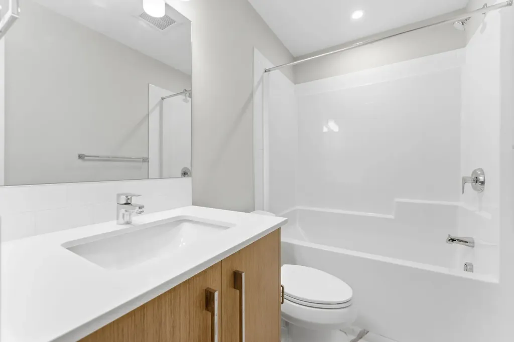 1060 West Lakeview Drive Chestermere AB T1X 2T3