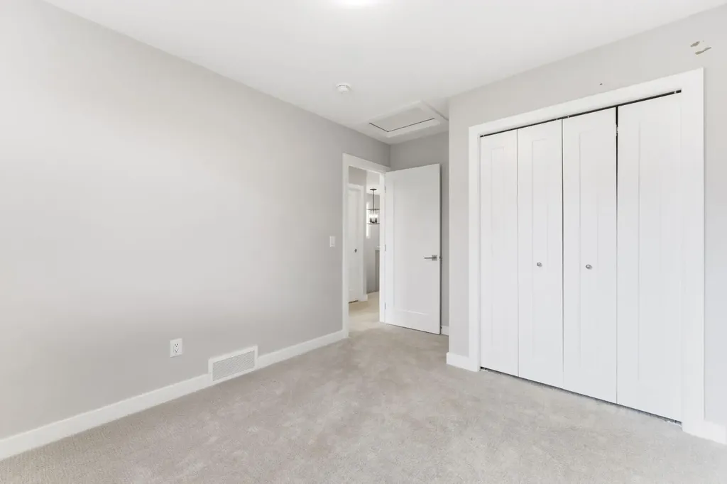1060 West Lakeview Drive Chestermere AB T1X 2T3