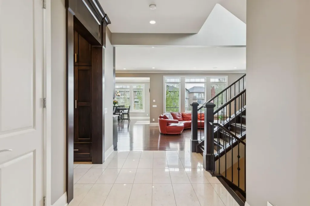 113 Aspen Glen Place SW Calgary AB T3H 0E8