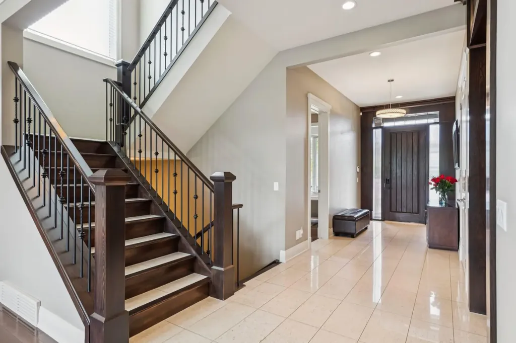 113 Aspen Glen Place SW Calgary AB T3H 0E8