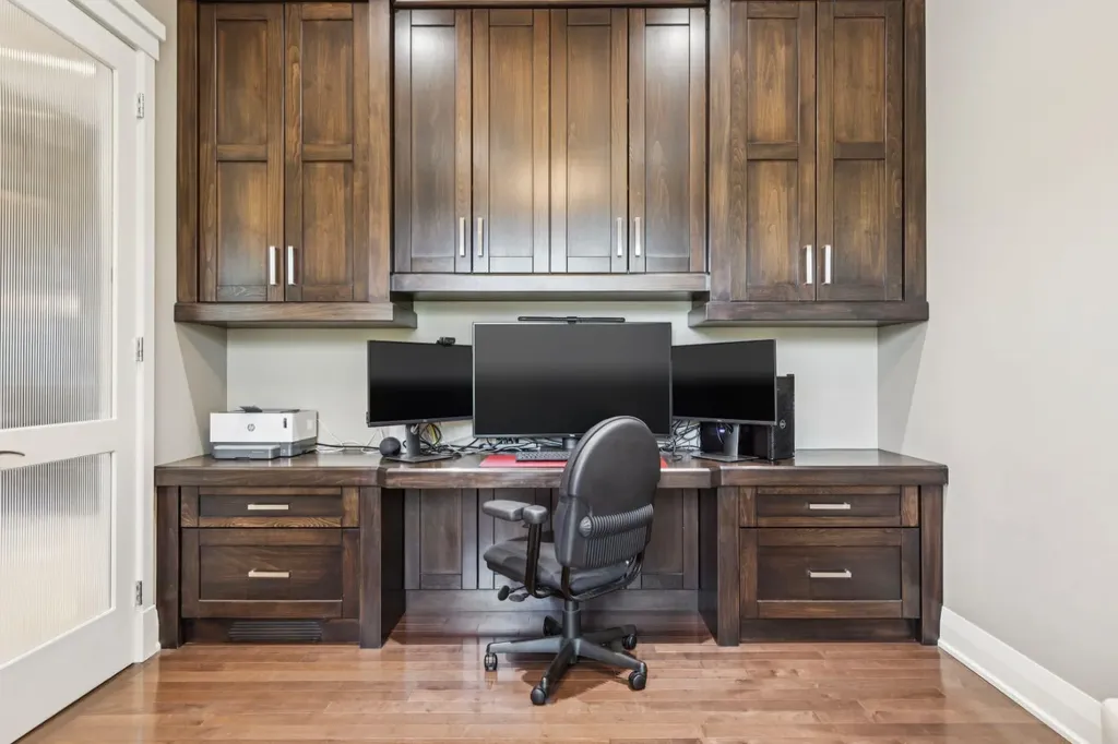 113 Aspen Glen Place SW Calgary AB T3H 0E8