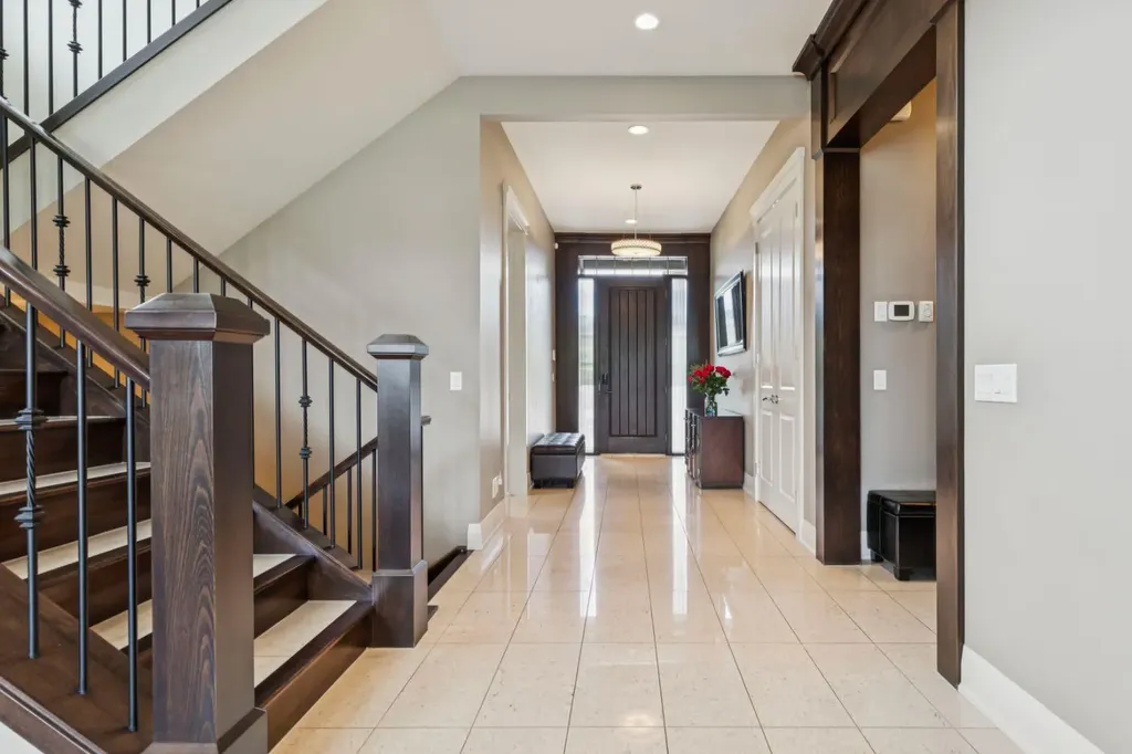 113 Aspen Glen Place SW Calgary AB T3H 0E8