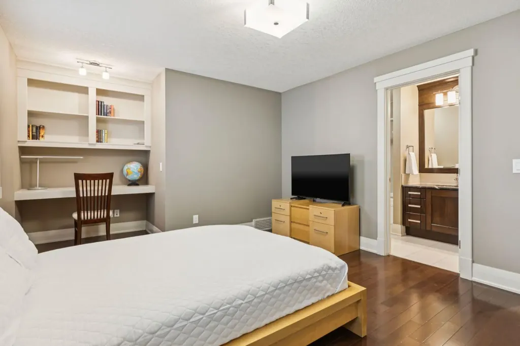 113 Aspen Glen Place SW Calgary AB T3H 0E8