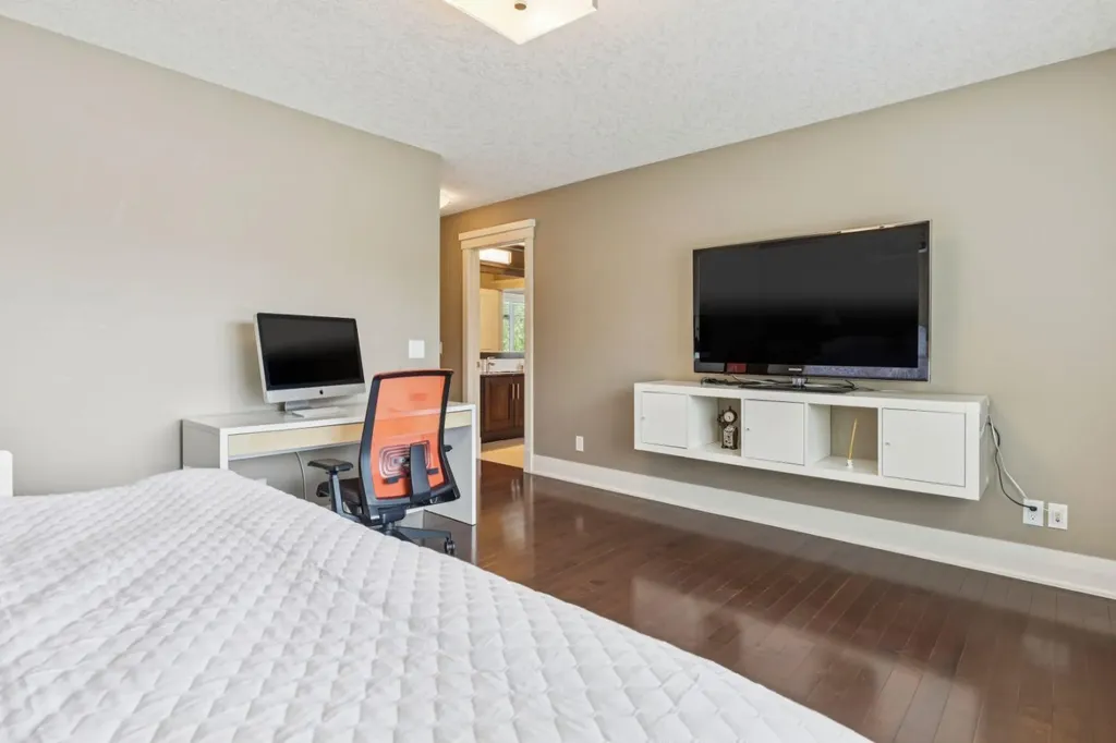 113 Aspen Glen Place SW Calgary AB T3H 0E8