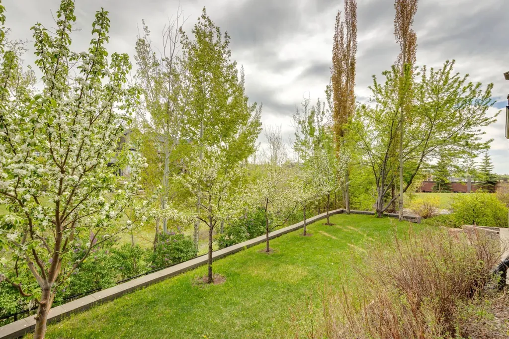 113 Aspen Glen Place SW Calgary AB T3H 0E8