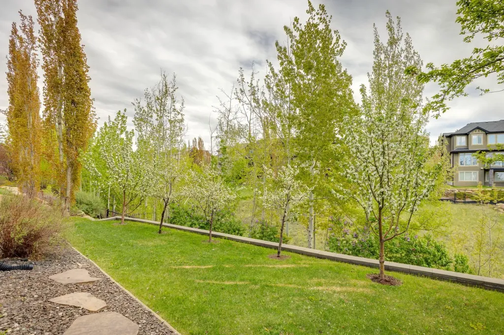 113 Aspen Glen Place SW Calgary AB T3H 0E8