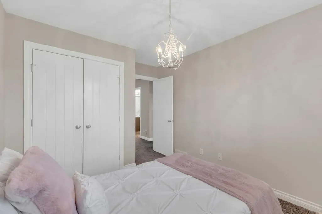 9 Ross Close Sylvan Lake AB T4S 0C8