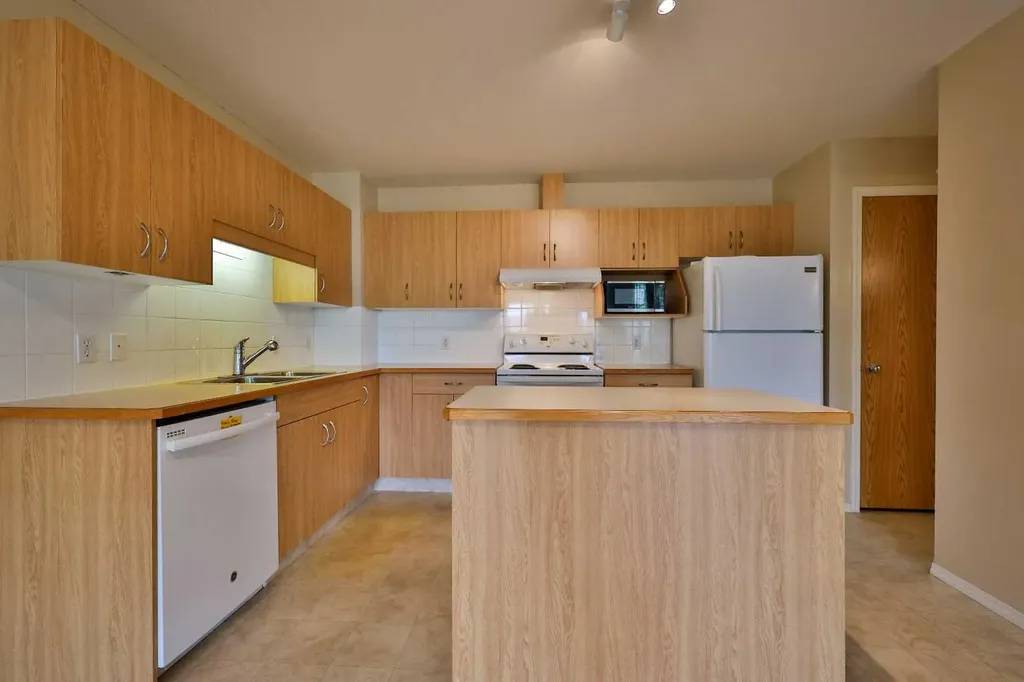 43 Highlands Place W Lethbridge AB T1J 4Y3