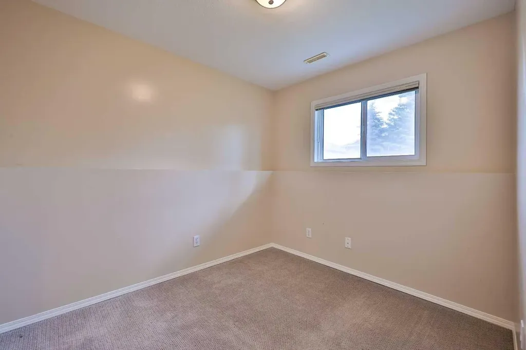 43 Highlands Place W Lethbridge AB T1J 4Y3