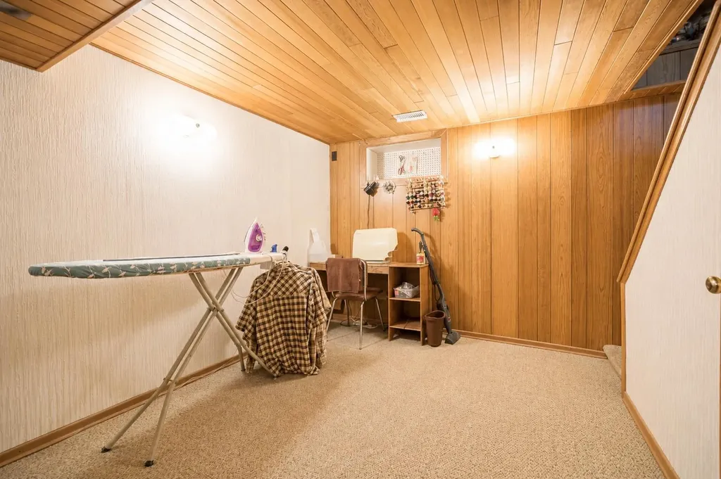 68 10 Street SW Medicine Hat AB T1A4P9
