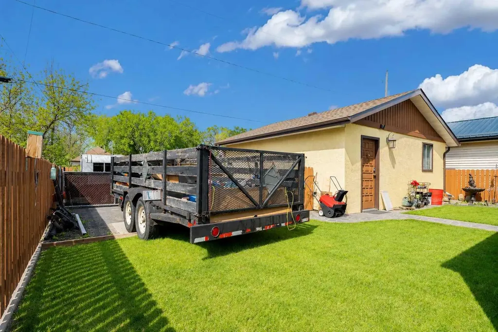 68 10 Street SW Medicine Hat AB T1A4P9