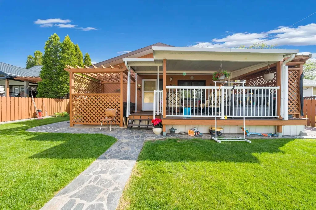 68 10 Street SW Medicine Hat AB T1A4P9