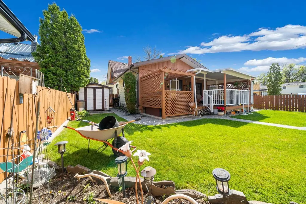 68 10 Street SW Medicine Hat AB T1A4P9
