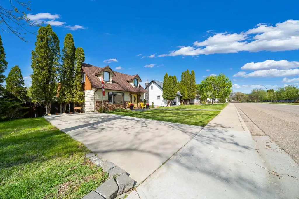 68 10 Street SW Medicine Hat AB T1A4P9