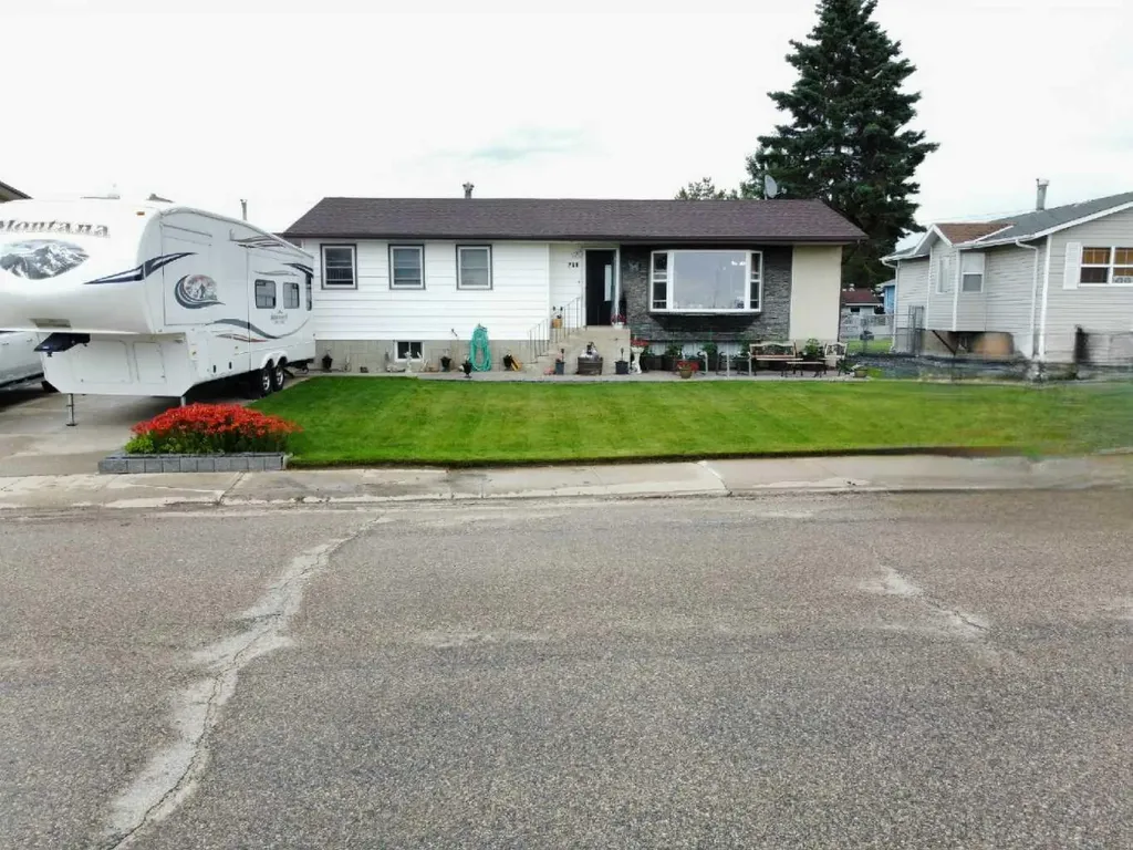 716 6 Avenue Fox Creek AB T0H 1P0