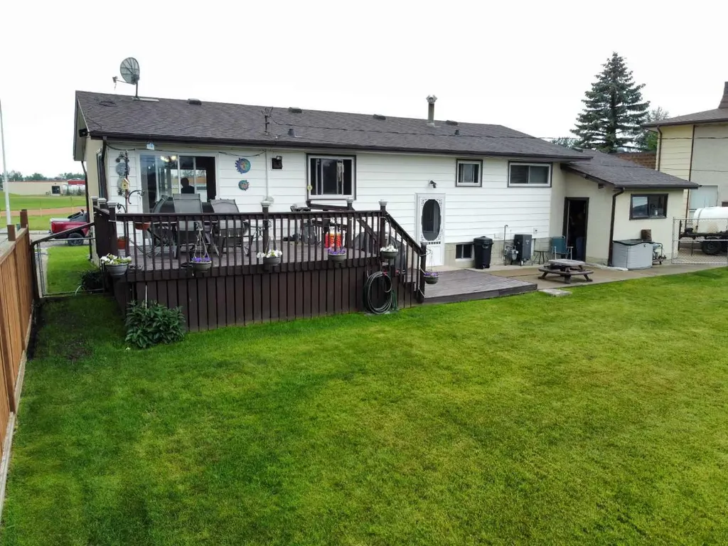 716 6 Avenue Fox Creek AB T0H 1P0