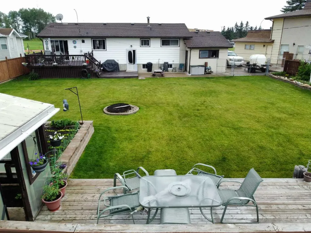 716 6 Avenue Fox Creek AB T0H 1P0