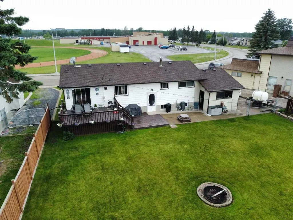 716 6 Avenue Fox Creek AB T0H 1P0