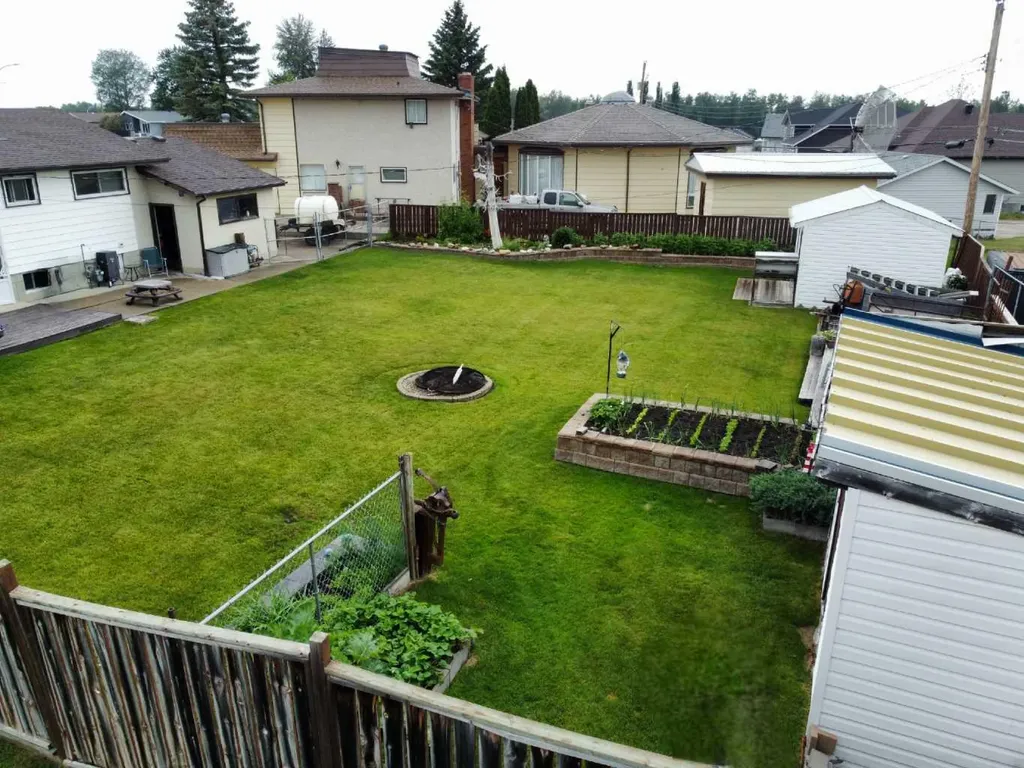 716 6 Avenue Fox Creek AB T0H 1P0