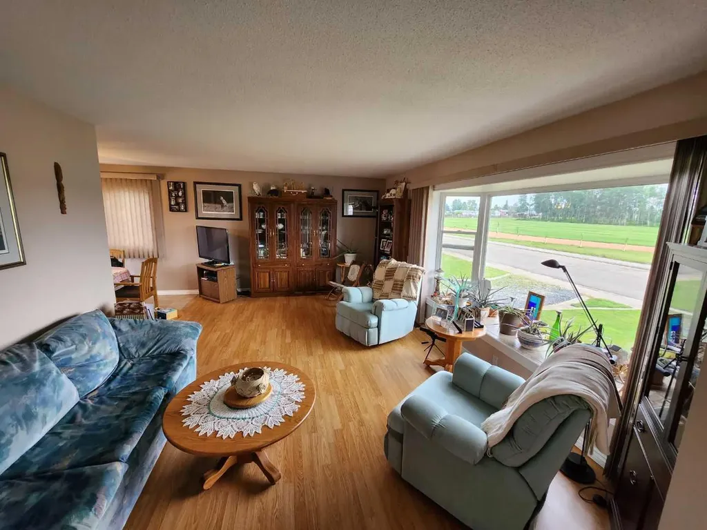 716 6 Avenue Fox Creek AB T0H 1P0