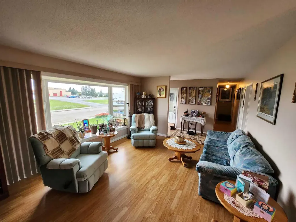 716 6 Avenue Fox Creek AB T0H 1P0