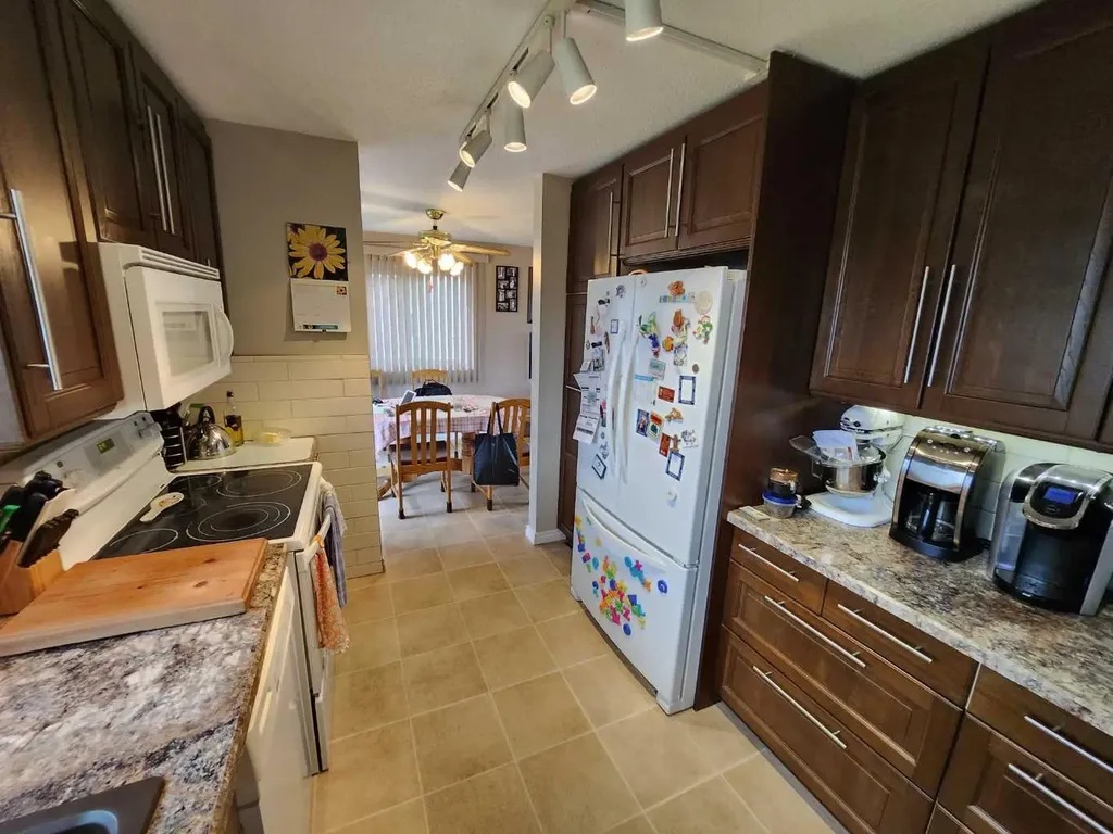 716 6 Avenue Fox Creek AB T0H 1P0