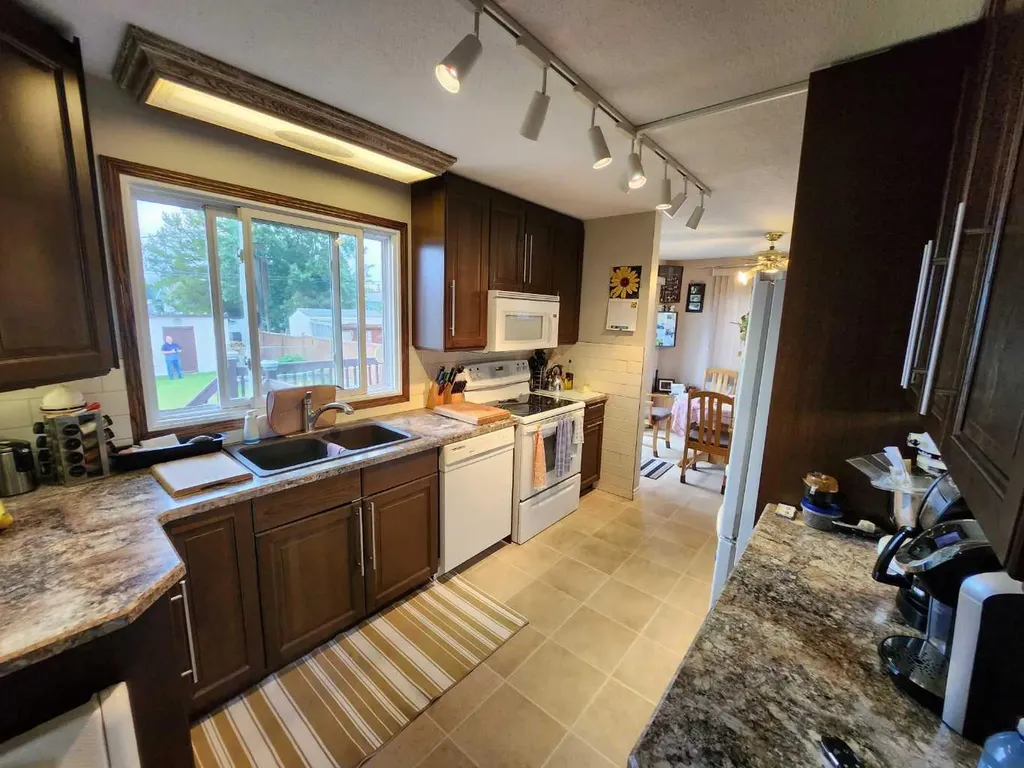 716 6 Avenue Fox Creek AB T0H 1P0