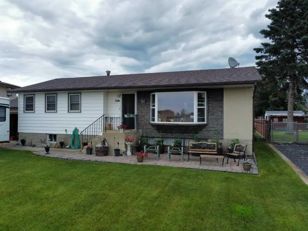 716 6 Avenue Fox Creek AB T0H 1P0