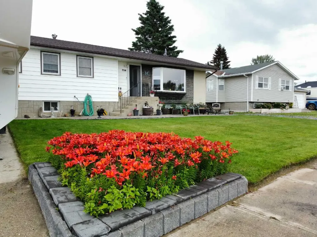 716 6 Avenue Fox Creek AB T0H 1P0