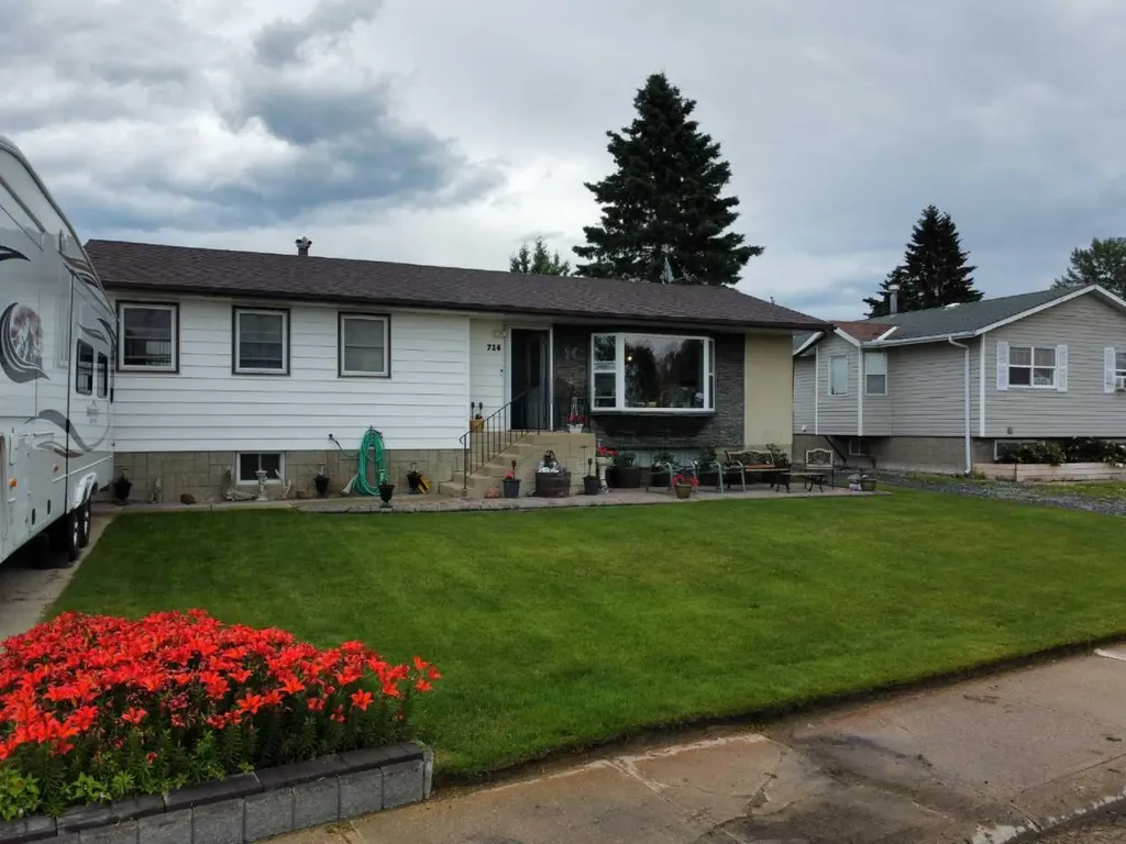 716 6 Avenue Fox Creek AB T0H 1P0