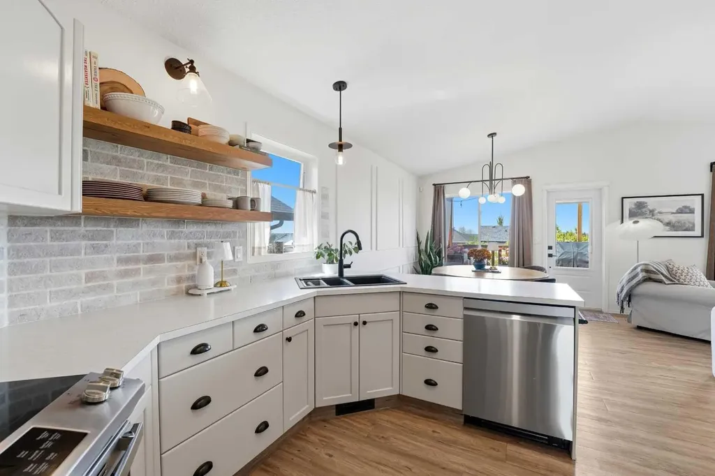 67 Lodge Place Sylvan Lake AB T4S 2N2