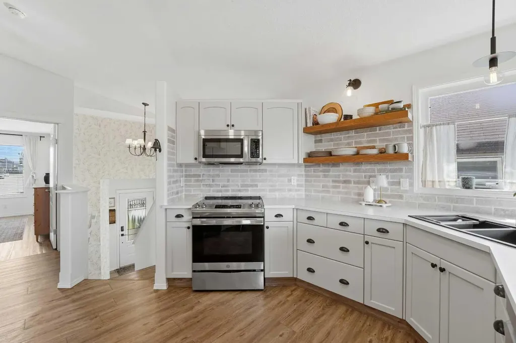 67 Lodge Place Sylvan Lake AB T4S 2N2