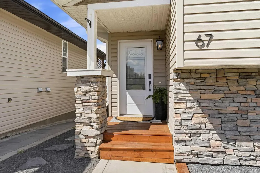 67 Lodge Place Sylvan Lake AB T4S 2N2