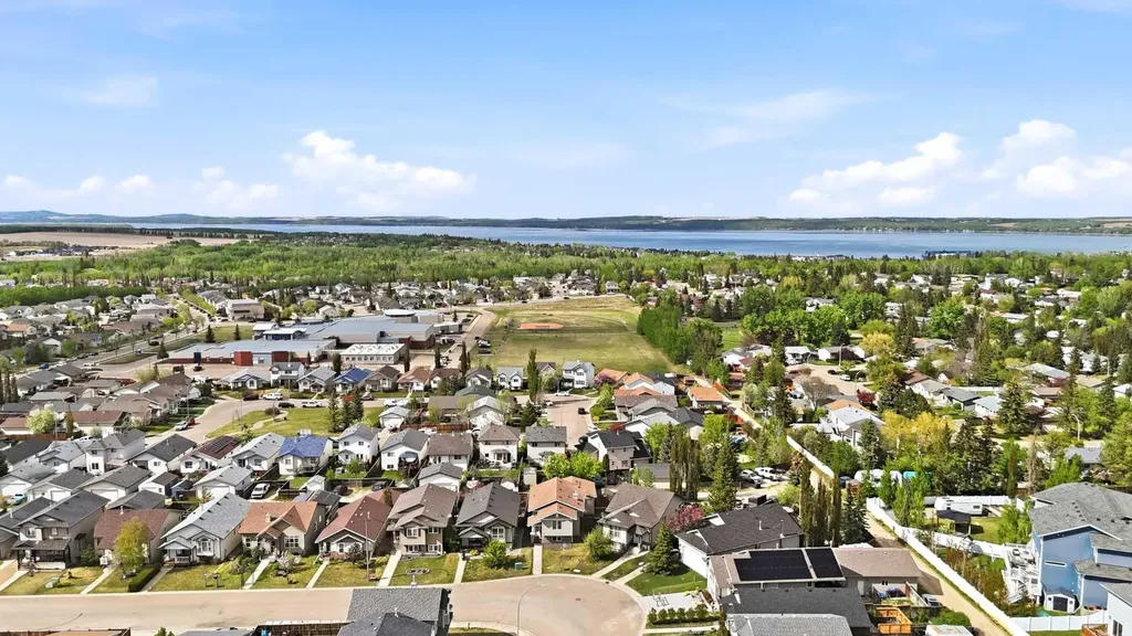 67 Lodge Place Sylvan Lake AB T4S 2N2