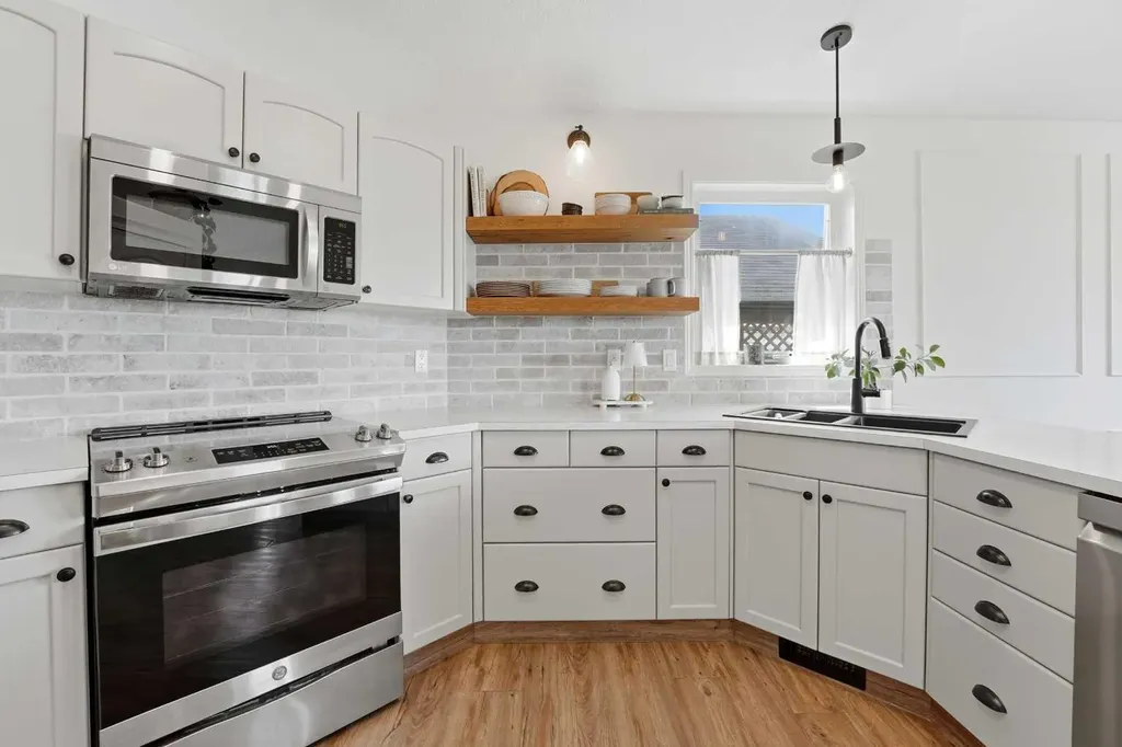 67 Lodge Place Sylvan Lake AB T4S 2N2