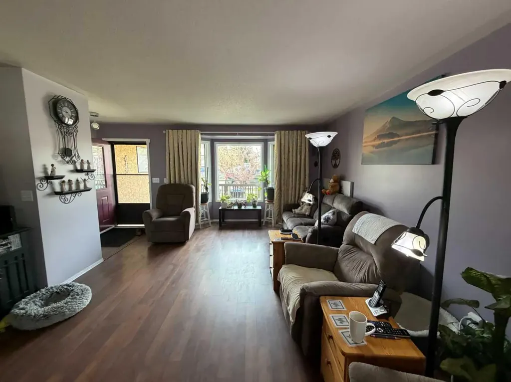 4606B 48 Avenue Sylvan Lake AB T4S 1M8