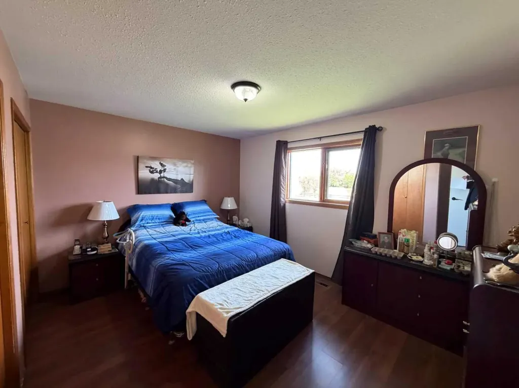 4606B 48 Avenue Sylvan Lake AB T4S 1M8