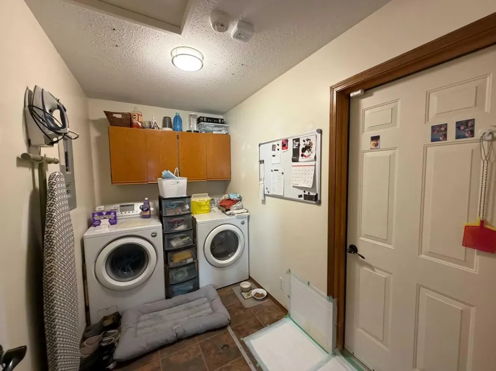 4606B 48 Avenue Sylvan Lake AB T4S 1M8