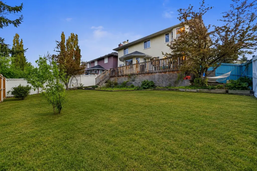 6011 Signal Ridge Heights SW Calgary AB T3H 2N8