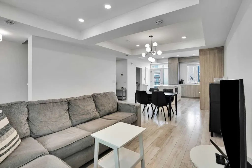 4012 Kovitz Lane NW Calgary AB T3B 6H3