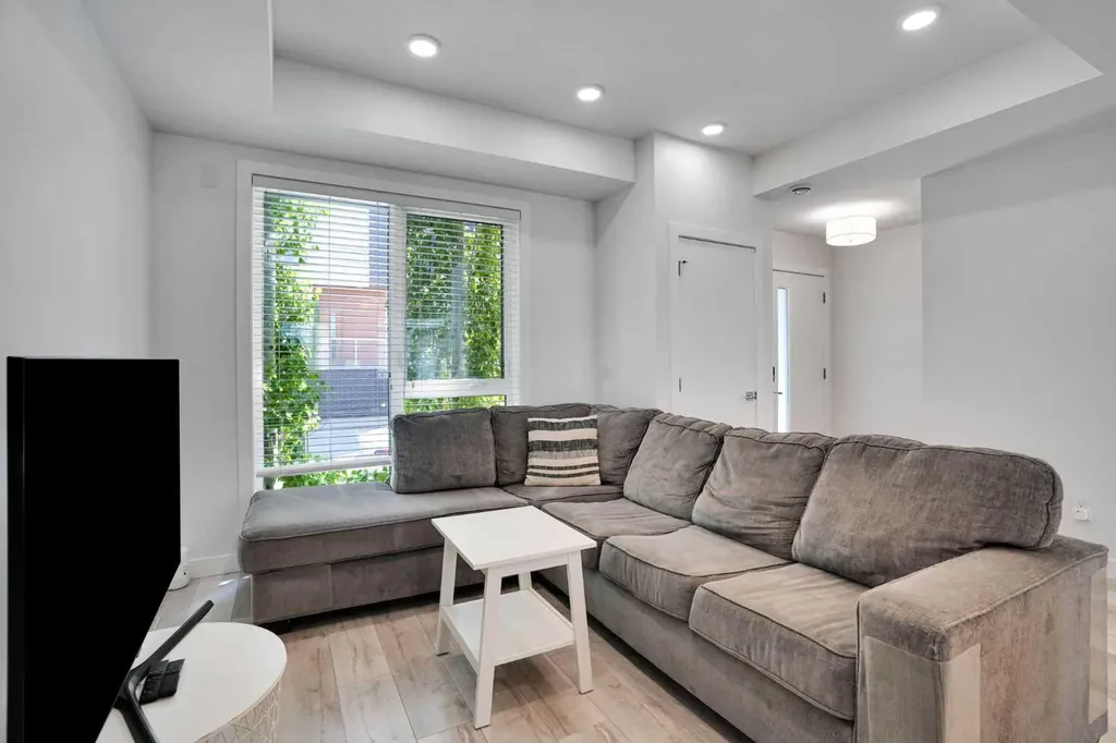 4012 Kovitz Lane NW Calgary AB T3B 6H3