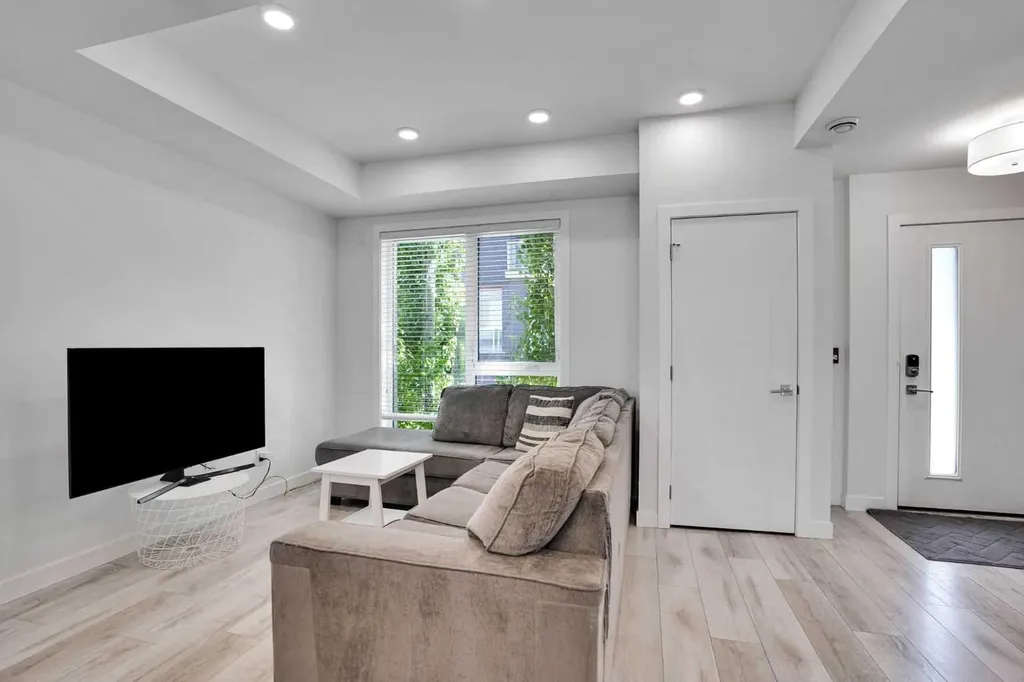 4012 Kovitz Lane NW Calgary AB T3B 6H3