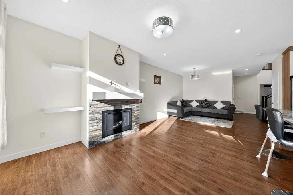 353 Nolanhurst Crescent NW Calgary AB T3R 0Z1