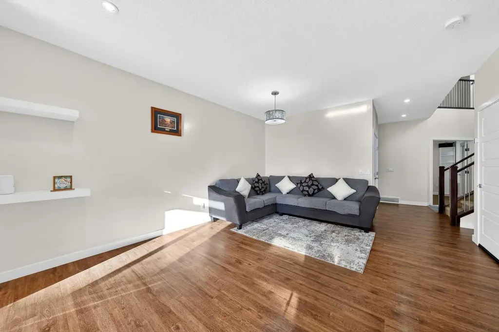 353 Nolanhurst Crescent NW Calgary AB T3R 0Z1