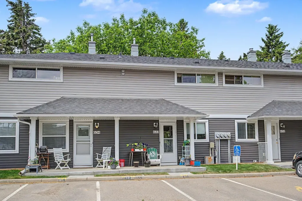 633 Regal Park NE Calgary AB T2E 0S6