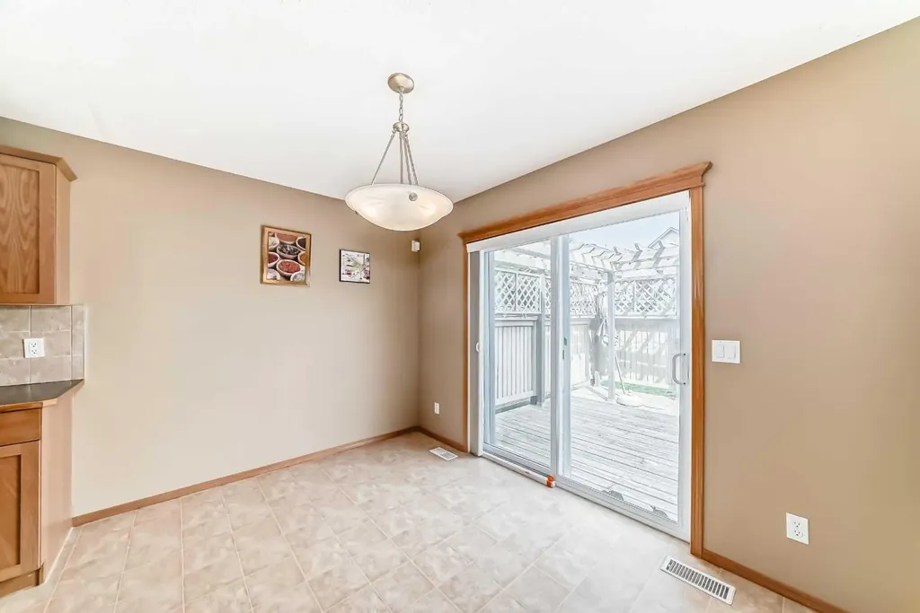 24 Evanscove Heights NW Calgary AB T3P 1G1